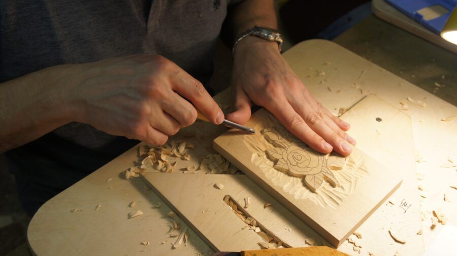 Когда прогулки по городу и вечера с роллами и фильмами надоели, пригласите свою вторую половину на творческий мастер-класс. Вместе вы нарисуете интерьерную картину, слепите глиняную посуду, разучите танец и сварите собственную шоколадную плитку. Читайте подборку, чтобы узнать обо всех мастер-классах, где можно интересно провести время и признаться в чувствах.