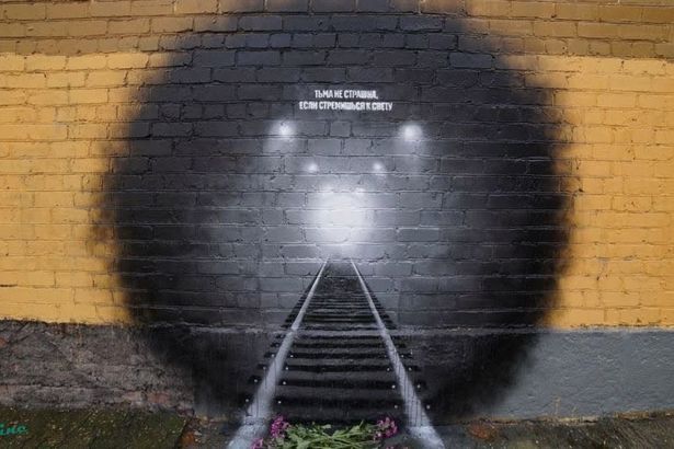 u0412 u041fu0435u0442u0435u0440u0431u0443u0440u0433u0435 u043fu043eu044fu0432u0438u043bu043eu0441u044c u0433u0440u0430u0444u0444u0438u0442u0438 u0432 u043fu0430u043cu044fu0442u044c u043e u0436u0435u0440u0442u0432u0430u0445 u0442u0435u0440u0430u043au0442u0430 u0432 u043cu0435u0442u0440u043e