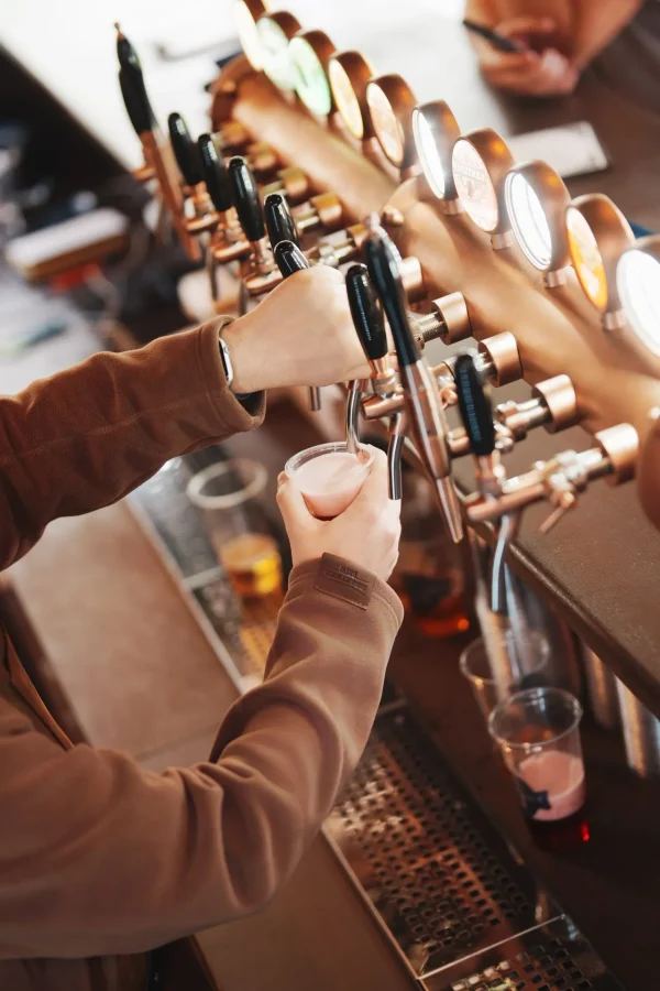 В пространстве «Севкабель Порт» открылся первый поп-ап бар «Балтика Brew», оформленный в необычной промышленной эстетике. Проект будет работать в течение всего теплого сезона и станет частью одноименной экосистемы премиального российского пивоварения, объединяющей новые сорта, авторские рецептуры и современные подходы к развитию пивной культуры.