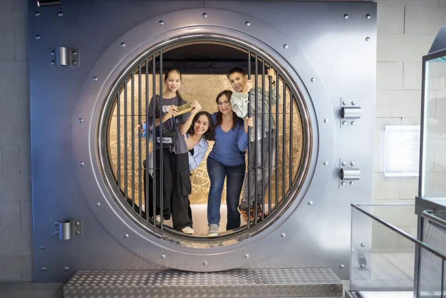 Яркие граффити, автомобиль Элвиса Пресли, гигантский макет Петербурга, столетний парфюм, специи и кофе со всего света, оригинальные вещицы для любовных утех — и это далеко не все интересности из этих необычных музеев. Большой список всех занимательных музеев и выставок Петербурга, которые понравятся как гостям, так и жителям города.