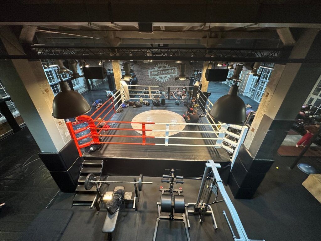 Клуб боевых искусств, где профессиональные и опытные тренеры – Чемпионы Мира, России и Европы помогут каждому освоить разные виды единоборств: каратэ, дзюдо, муай-тай, айкидо, самбо и другие. Здесь проводят групповые и индивидуальные тренировки как для детей, так и для взрослых.