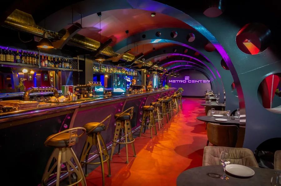Интерьер Metro Center - современное клубное пространство с собственной пивоварней, уютными зонами отдыха и стильным индустриальным дизайном