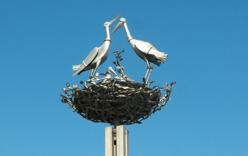 Восьмиметровая стела с аистами в гнезде - символ семейного счастья на улице Верности в Санкт-Петербурге