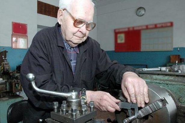 u0414u043eu043cu043eu0445u043eu0437u044fu0439u043au0438 u0438 u043fu0435u043du0441u0438u043eu043du0435u0440u044b u043fu043eu0448u043bu0438 u0440u0430u0431u043eu0442u0430u0442u044c