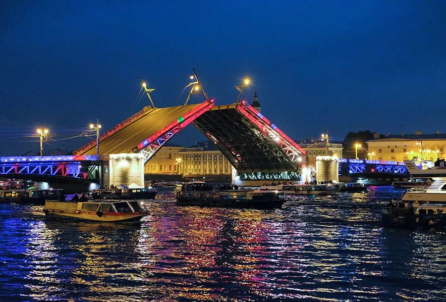 Ночная разводка моста над Невой в подсветке Санкт-Петербурга