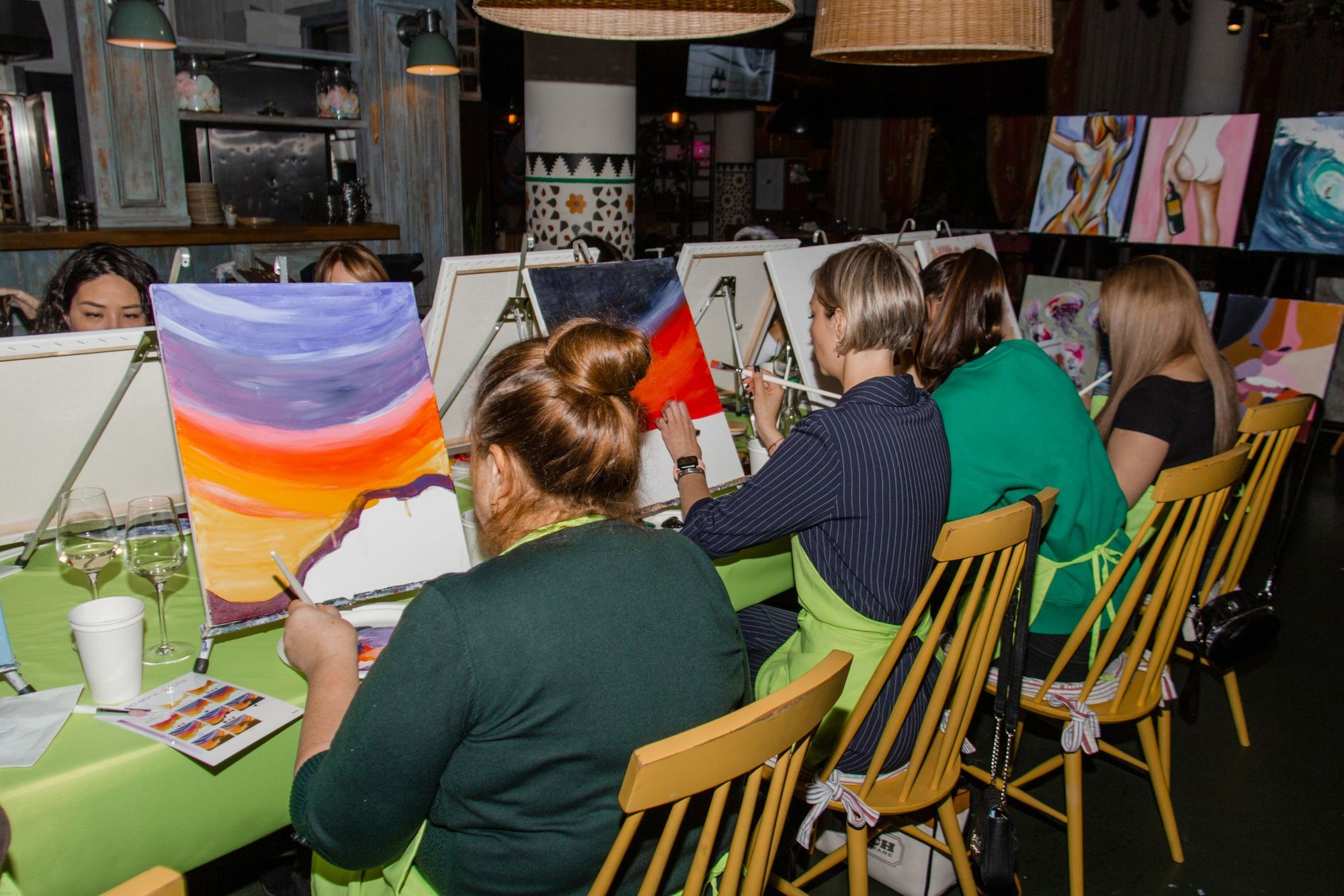 Painty и Art&Wine с бокалом вина, ZuART и техника петри, сеть «Артиста» от 1000 ₽ — 16 студий, где первую картину пишут за вечер без опыта.