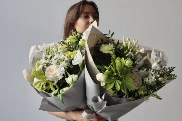 Букет цветов — это не просто собрание прекрасных цветов, это искусство, символика и возможность подарить радость. Независимо от повода, цветы всегда были надежными посредниками эмоций, и доставка цветов по Краснодару делает этот процесс еще более удобным и волшебным.