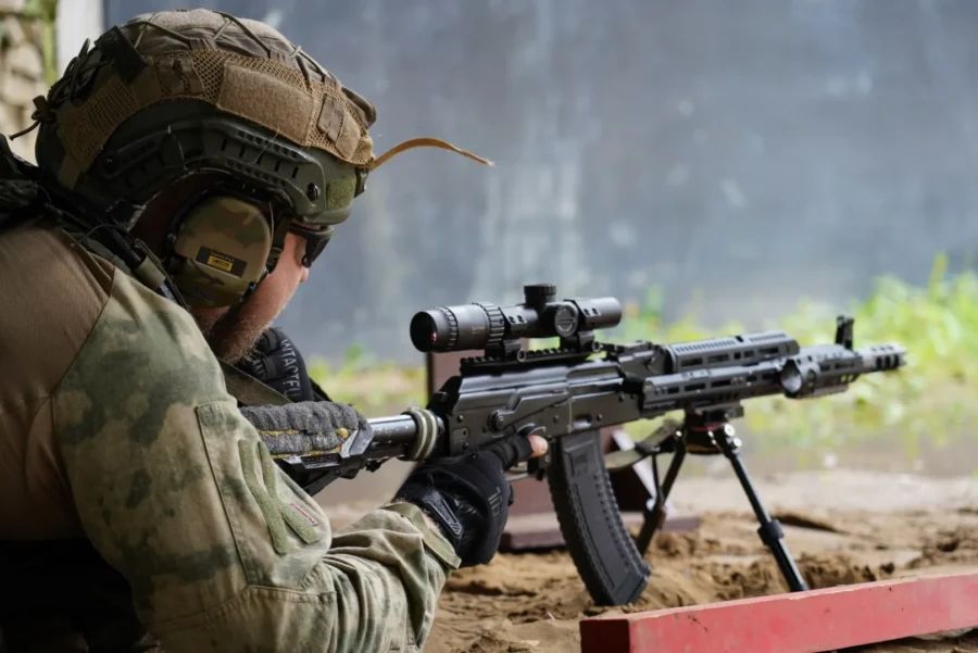 Открытый полигон клуба «Русское Оружие» с различными стрелковыми позициями и мишенями в окружении природы