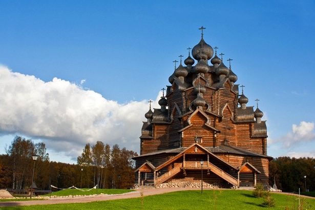 Пригороды Петербурга богаты на интересные места, которые стоит посетить. Красивейшие парки и заповедники, роскошные резиденции, усадьбы великих поэтов и художников, средневековые замки и крепости. Подборка из 40 значимых мест в Ленинградской области от Питер Online: 