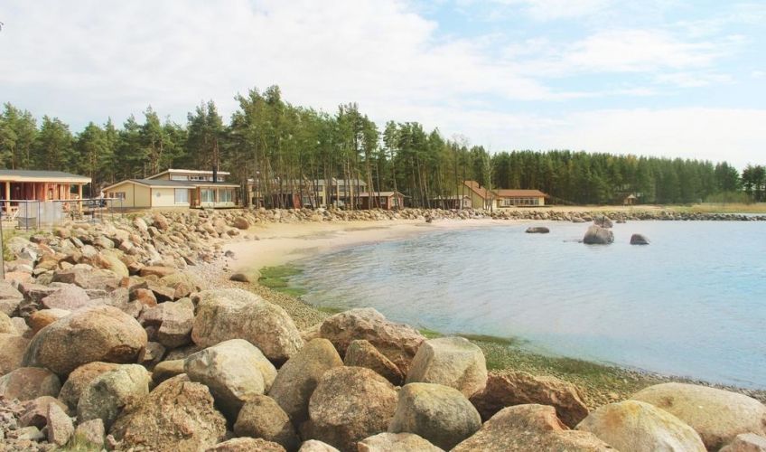 Панорамный вид на базу отдыха Окуневая в Зеленой бухте