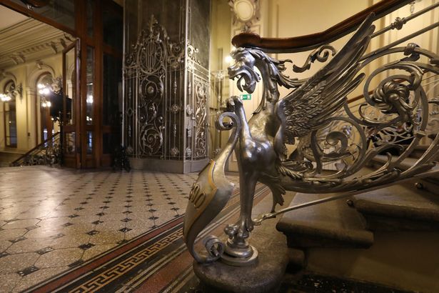 В социальных сетях петербуржец опубликовал фото, где в здании администрации Кировского района стоит телевизор на мраморном основании, огороженный забором и рядом лежат букеты цветов. Все это напомнило пользователям могилу и поэтому поводу пошли забавные комментарии и народное творчество.