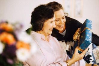 u041fu0435u0442u0435u0440u0431u0443u0440u0436u0446u044b u0441u043eu0431u0438u0440u0430u044eu0442 u043fu043eu0434u0430u0440u043au0438 u0434u043bu044f u0431u0435u0437u0434u043eu043cu043du044bu0445 u043a 8 u043cu0430u0440u0442u0430