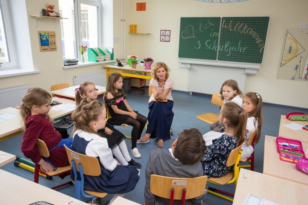 Подготовиться к кембриджским тестам и поступить в Гарвард, расширить свои знания в физике или развить свои навыки и стать экспертами в определенной области. В настоящее время существует множество школ, которые предлагают ученикам углубленное изучение различных предметов. Питер Online собрал список таких школ Петербурга, где работаю профессиональные педагоги, обладающие большим опытом, современные авторские программы и интересные внеклассные занятия.