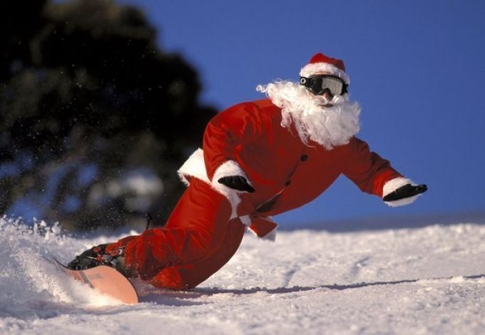 u0414u0432u043eu0440 u0432 u0446u0435u043du0442u0440u0435 u0433u043eu0440u043eu0434u0430 u0437u0430u0441u044bu043fu043bu044eu0442 u0441u043du0435u0433u043eu043c u0438 u0443u0441u0442u0440u043eu044fu0442 u043du043eu0432u043eu0433u043eu0434u043du0438u0439 u043fu0440u0430u0437u0434u043du0438u043a