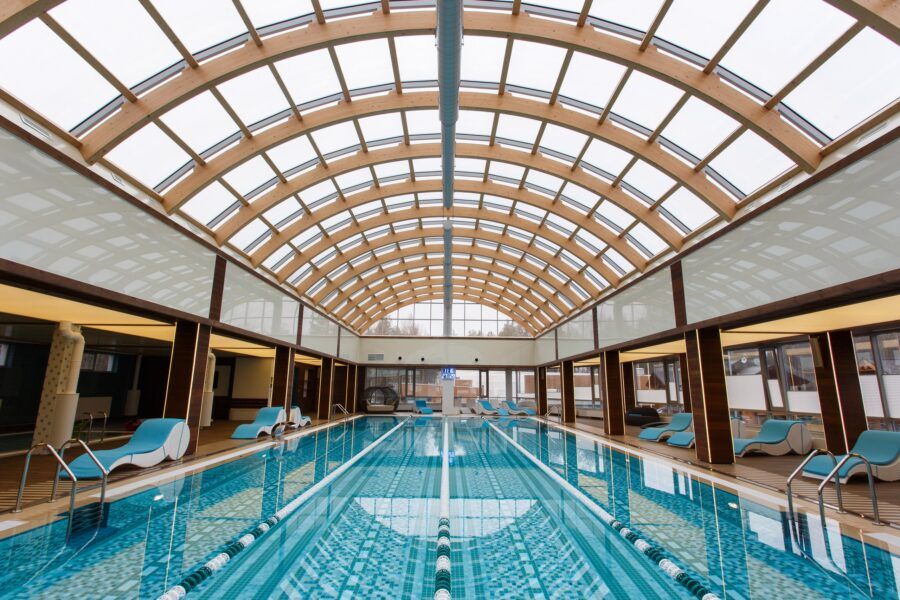 Средневековый городок с велнес-зоной, дворянская усадьба XIX века с шестью видами саун и открытым бассейном, загородный клуб с услугами ароматерапии и баней «по-черному». Питер Online собрал список из 15 лучших спа-курортов под Петербургом, где можно расслабиться и восстановить силы в хаммаме, побаловать себя медовым массажем, насладиться тишиной и спокойствием, прекрасными видами и чистейшим лесным воздухом.