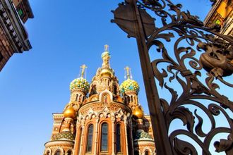 Величественный, девятиглавый храм, построенный в самом сердце Петербурга, по праву считается одной из главных достопримечательностей города. Но за нарядным мозаичным фасадом Спаса-на-Крови скрывается множество тайн, загадок и мистических совпадений, о которых петербуржцы и туристы даже не догадываются. Приоткрываем завесу над самыми интересными фактами о знаменитом соборе, чья история тесно переплетена с судьбой России.