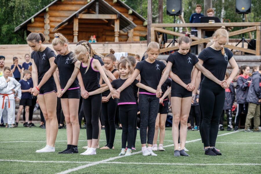 Панорамный вид на территорию лагеря Град Детинец среди озер и лесов