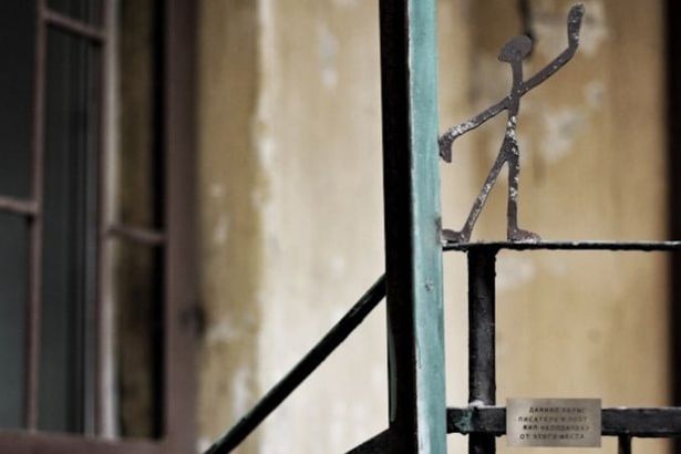 Миниатюрный памятник поэту Даниилу Хармсу появился на улице Жуковского во дворе дома 20. Этот мини-памятник&nbsp;— точная копия автопортрета писателя, который тот собственноручно оставил на полях своей визитной карточки.