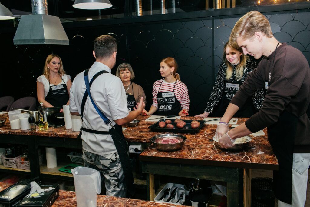 Каток среди леса, рождественские концерты в особняке, сверкающие ярмарки с запахом корицы и глинтвейна, атмосферные кафешки и умопомрачительные декорации улиц — вот они, атрибуты новогоднего Петербурга. Вы без напряга организуете себе насыщенную программу на праздники. Читайте статью Питер Online и сохраняйте 30 классных идей, куда пойти и на что посмотреть в зимние каникулы.