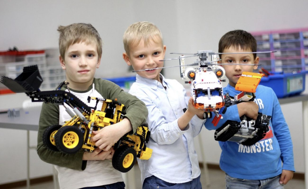 Робикс учит на платах Arduino, GoRobo даёт 3D-печать, у Лиги роботов 17 филиалов. Группы по 6–8 детей, первое занятие часто бесплатное.