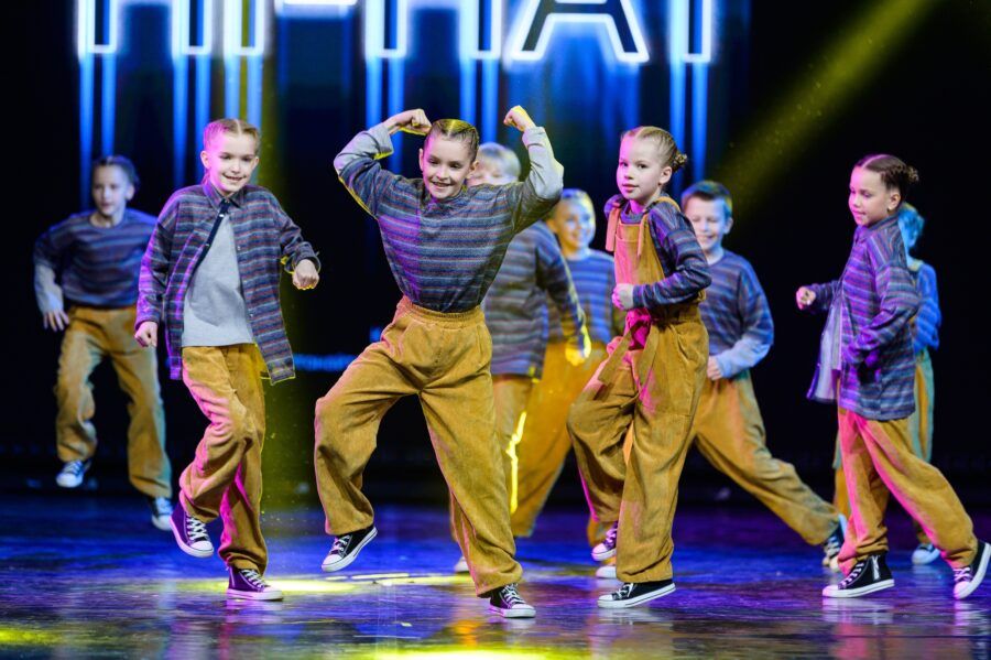 Освоить уличный хип-хоп, избавиться от скованности и стеснения, научиться чувствовать музыку, развить гибкость и стать настоящей звездой танцпола — 15 танцевальных студий для детей в Петербурге, где есть опытные и талантливые хореографы, уютная атмосфера и индивидуальный подход. От современного и энергичного брейк-данса до изящного и грациозного классического балета.