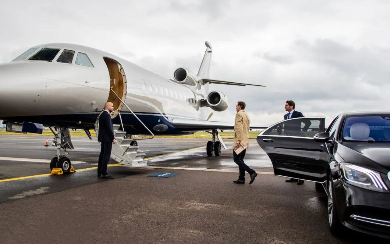 В последние годы рынок частной авиации в Петербурге переживает настоящий бум. Растущая потребность в безопасности, конфиденциальности и гибкости путешествий вывела услуги аренды частных самолетов на новый уровень. В Северной столице теперь можно организовать вылет бизнес-джета в любую точку мира всего за несколько часов.