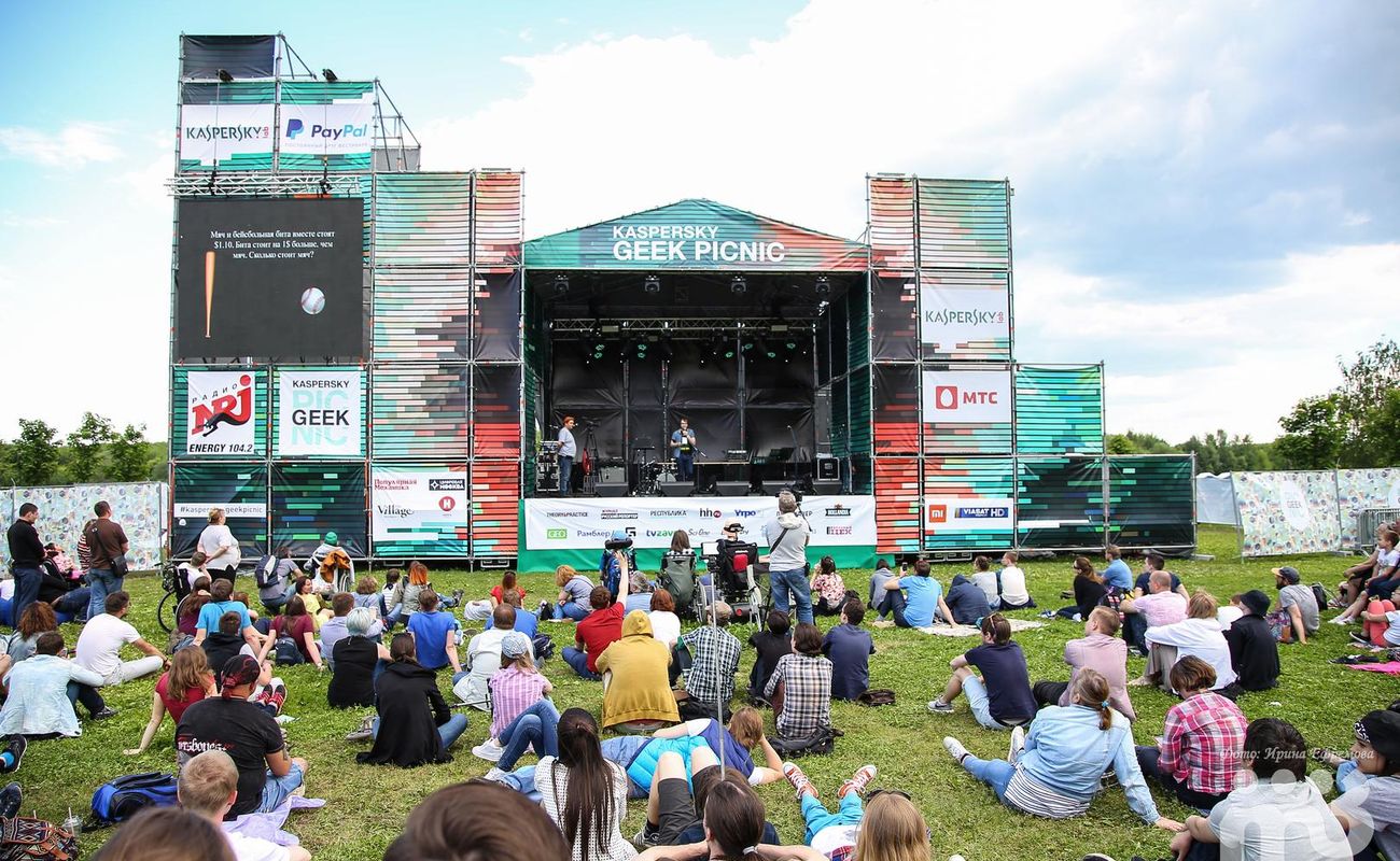 18 и 19 августа в ЦПКиО им. Кирова на Елагином острове пройдет восьмой фестиваль технологий, науки и искусства Geek Picnic. Будущее отношений и секса, эволюцию ракет и космической одежды, нейроинтерфейсы и теорию струн обсудят интересные эксперты и участники фестиваля. Представляем обзор лекций и развлечений Geek Picnic 2018.