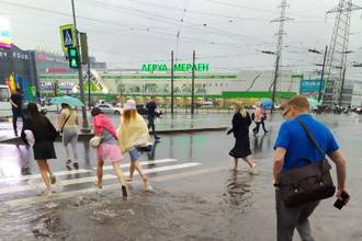 Вчерашний вечер принёс в город настоящую непогоду: помимо завораживающих молний, жители увидели крупный град и сильнейший дождь. Ливневая канализация Петербурга не выдержала перед напором стихии, и в воде оказалось несколько улиц, торговых центров и станций метро.