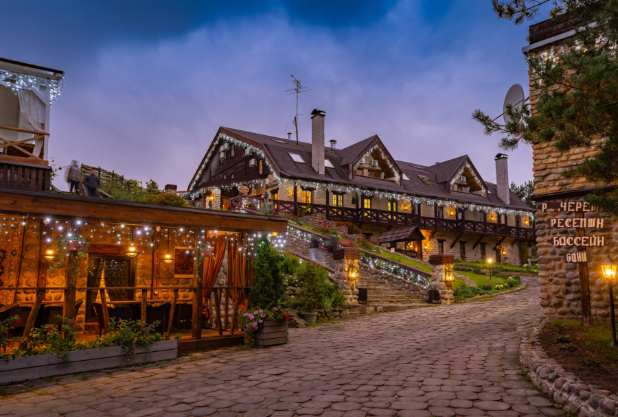 Средневековый городок с велнес-зоной, дворянская усадьба XIX века с шестью видами саун и открытым бассейном, загородный клуб с услугами ароматерапии и баней «по-черному». Питер Online собрал список из 15 лучших спа-курортов под Петербургом, где можно расслабиться и восстановить силы в хаммаме, побаловать себя медовым массажем, насладиться тишиной и спокойствием, прекрасными видами и чистейшим лесным воздухом.