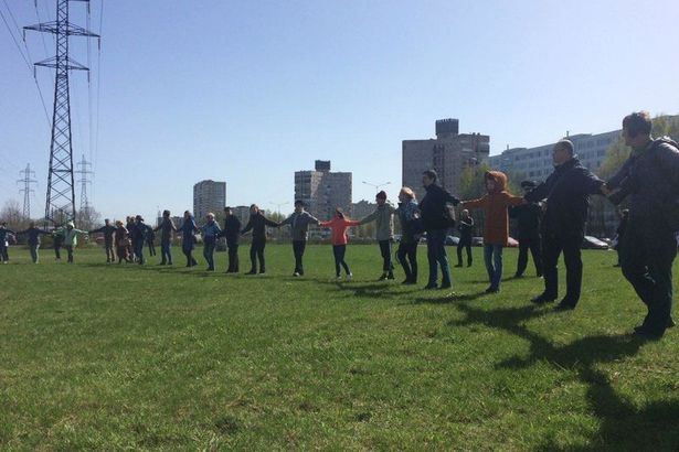 Вырубке деревьев и стройке на территории Муринского ручья скоро придёт конец: два года неравнодушные жители пытались оспорить решение на строительство нового спортивного комплекса в парке, и, наконец, выиграли.