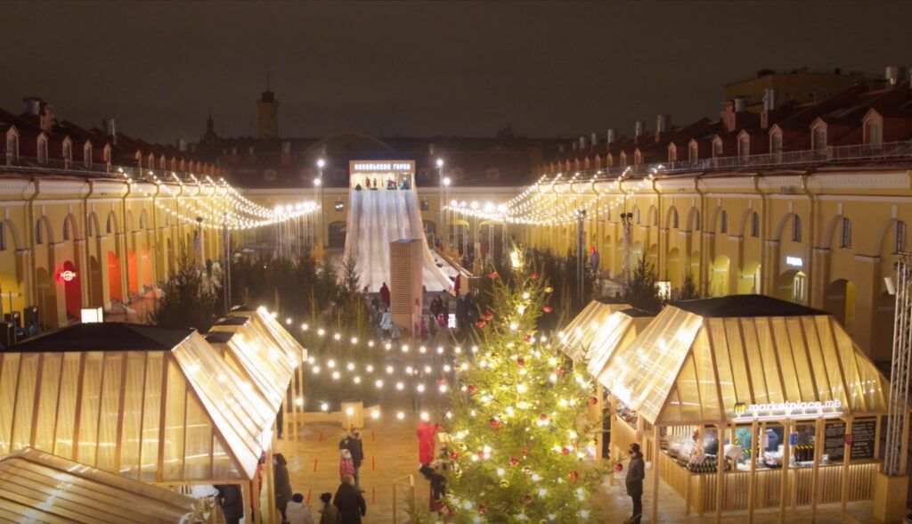 Каток среди леса, рождественские концерты в особняке, сверкающие ярмарки с запахом корицы и глинтвейна, атмосферные кафешки и умопомрачительные декорации улиц — вот они, атрибуты новогоднего Петербурга. Вы без напряга организуете себе насыщенную программу на праздники. Читайте статью Питер Online и сохраняйте 30 классных идей, куда пойти и на что посмотреть в зимние каникулы.