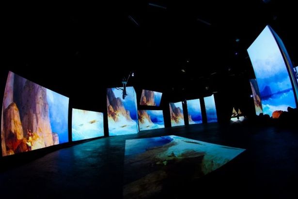 u0421u0440u0430u0437u0443 u0434u0432u0435 u0432u044bu0441u0442u0430u0432u043au0438 u00abu0416u0438u0432u044bu0435 u043fu043eu043bu043eu0442u043du0430u00bb u0432u043eu0437u0432u0440u0430u0449u0430u044eu0442u0441u044f u0432 u041fu0435u0442u0435u0440u0431u0443u0440u0433