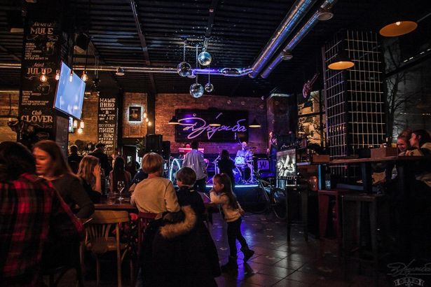 На юге Петербурга, в Московском районе есть бар барабанщика группы «Ленинград».&nbsp;Ресторанные критики отмечают, что в&nbsp;здесь очень хорошо поставлена барная миксология, а коктейльная карта порадует гостя с самым изысканным вкусом. Кстати, каждые выходные в баре выступают лучшие диджеи города, часто здесь можно встретить и музыкальных кумиров.