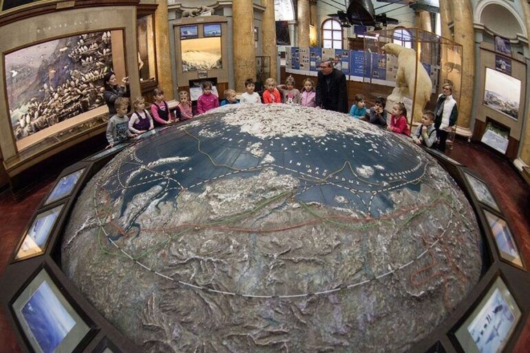 Откройте самые умные музеи Петербурга: интерактивные выставки, познавательные экспозиции и уникальные пространства для детей и взрослых.