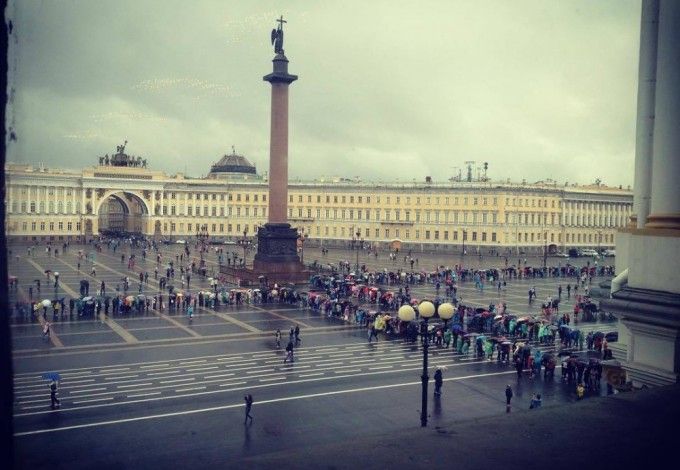 u041eu0433u0440u043eu043cu043du0430u044f u043eu0447u0435u0440u0435u0434u044c u0432u044bu0441u0442u0440u043eu0438u043bu0430u0441u044c u0443 u042du0440u043cu0438u0442u0430u0436u0430