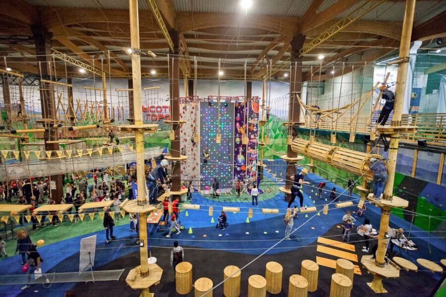 Веревочный парк Высотный город с различными трассами на высоте для детей и взрослых