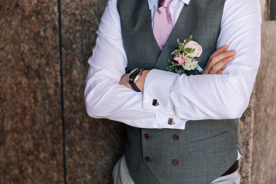 Интерьер Gent's Atelier с витринами тканей премиум-класса и примерами готовых мужских костюмов