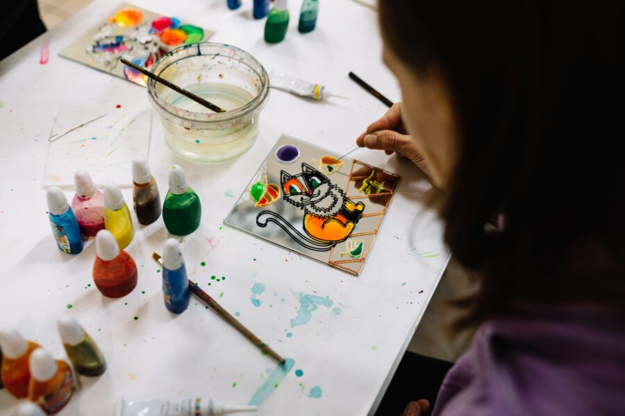 От создания фигурок из глины до изучения робототехники, от мастерства в живописи до секретов кулинарии – в городе на Неве дети могут погрузиться в увлекательный мир мастер-классов по самым разным направлениям, интересам и возрастам. Питер Online собрал 30 мастер-классов для детей в Санкт-Петербурге, которые не только помогут развить и раскрыть творческие способности, но и приобрести новые навыки, а главное – весело провести время и получить массу положительных эмоций.