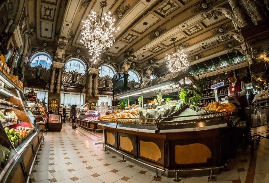 Роскошный интерьер Елисеевского магазина с витражами и люстрами