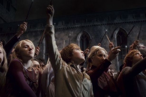 u041fu0435u0442u0435u0440u0431u0443u0440u0436u0446u044b u0440u0430u0437u044bu0433u0440u0430u044eu0442 u0441u0446u0435u043du0443 u0438u0437 u00abu0413u0430u0440u0440u0438 u041fu043eu0442u0442u0435u0440u0430u00bb u0432 u043fu0430u043cu044fu0442u044c u043eu0431 u0410u043bu0430u043du0435 u0420u0438u043au043cu0430u043du0435