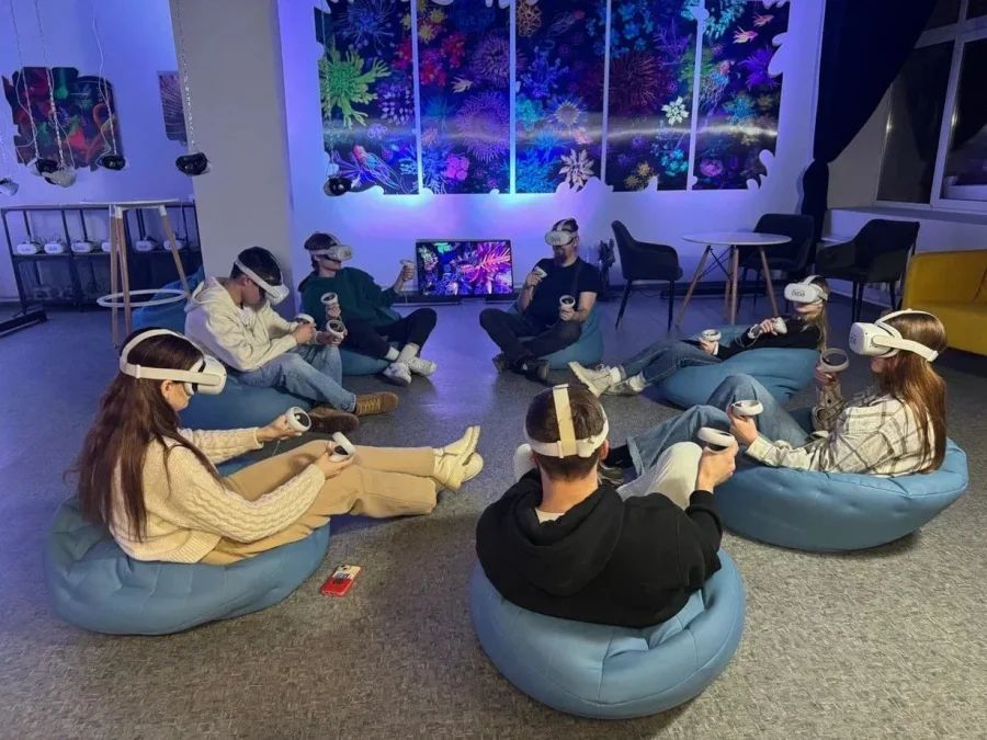 В VR-музее «Интерактив» phygital-галереи «Охра» проходят уникальные мастер-классы по искусству будущего – VR-живописи.