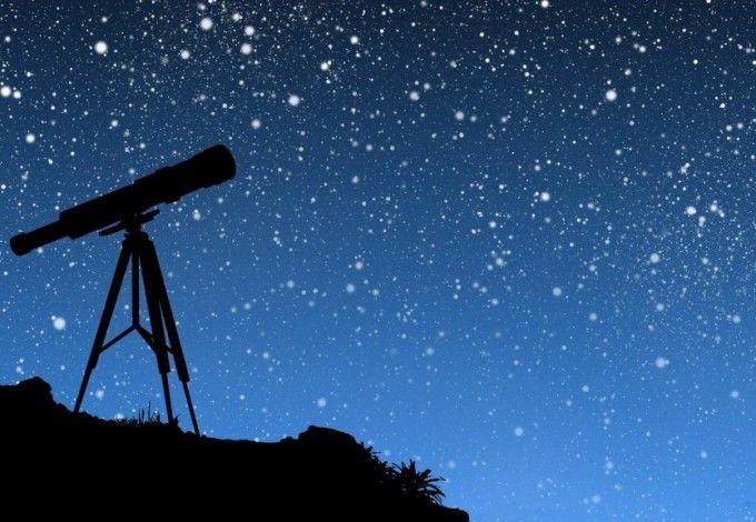 u0420u0435u0434u043au043eu0435 u0430u0441u0442u0440u043eu043du043eu043cu0438u0447u0435u0441u043au043eu0435 u044fu0432u043bu0435u043du0438u0435. u041du0430u0434 u043du0435u0431u043eu043c u041fu0435u0442u0435u0440u0431u0443u0440u0433u0430 u043fu0440u043eu043bu0435u0442u0430u044eu0442 u043au043eu043cu0435u0442u044b- u0431u043bu0438u0437u043du0435u0446u044b.