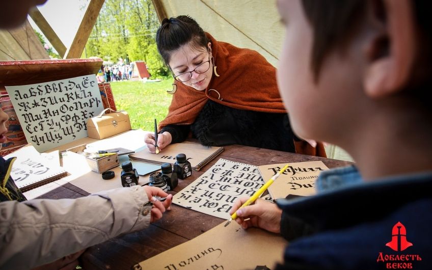 u00abu0414u0435u043du044c u0437u043du0430u043du0438u0439u00bb u043eu0442u043fu0440u0430u0437u0434u043du0443u044eu0442 u0432 u041au0440u0430u0441u043du043eu0441u0435u043bu044cu0441u043au043eu043c u0440u0430u0439u043eu043du0435 u0441 u043fu043eu043au0430u0437u0430u043cu0438 u0444u0438u043bu044cu043cu043eu0432