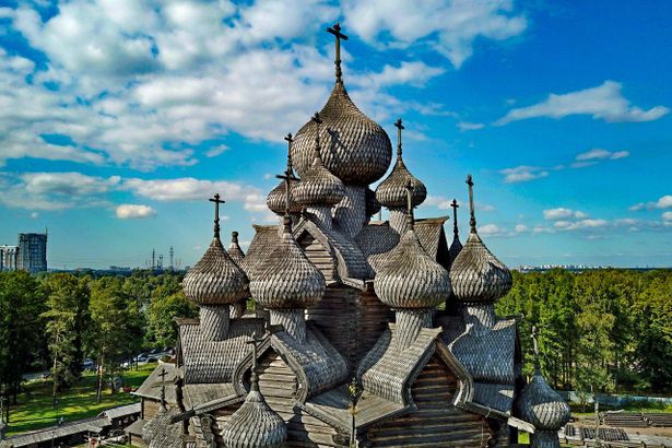 На берегу Невы под открытым небом развернулся целый заповедник деревянного зодчества усадьба Богословка. Резные окна, купола из сотен деревянных пластин, тончайшей работы резные узоры и искусные деревянные картины — здесь воссозданы точные копии утраченных деревянных строений петровской эпохи, которые переносят посетителей в русские-народные сказки.&nbsp;