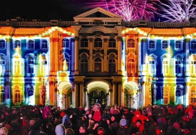 Петербург признали лучшим городом для зимнего семейного отдыха. Северная столица обошла такие города как Москва, Казань, Сочи, Вологда, Иркутск, Екатеринбург, Нижний Новгород, Псков и Владимир. Рейтинг был составлялся по данным бронирования отелей с 28 декабря 2016 по 10 января 2017 года.