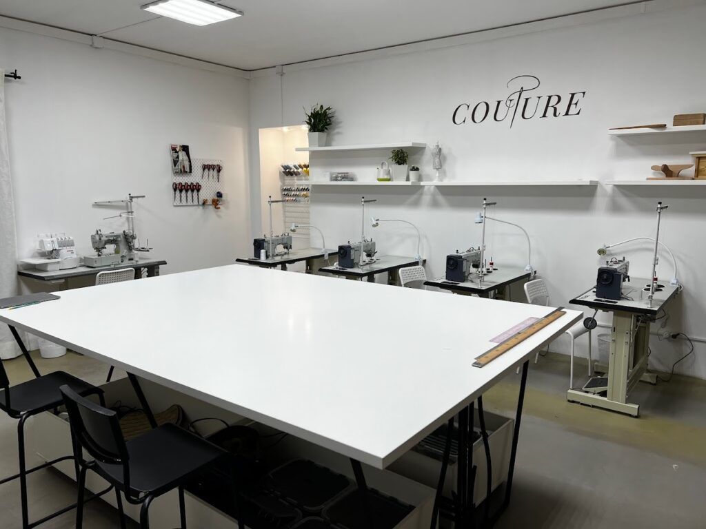 Вместо офиса и дома — комфортные и стильные рабочие пространства, где только вы, тишина и ноутбук. Ну и еще пара-тройка горящих дедлайнов, куда же без них. Питер Online составил подборку мест, где можно спокойно поработать, устроить совещания, провести занятия и подготовиться к экзаменам.