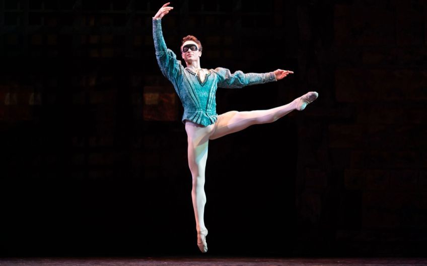 На экране «Ленинград Центра» пройдут прямые трансляции спектаклей, которые позволят зрителям очутиться в Парижской опере или Английском Национальном театре.