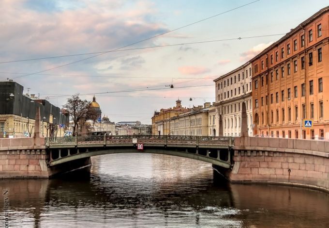 Весной Санкт-Петербург превращается в самое романтичное место на земле: Большая Конюшенная улица становится в ярко-зеленых тонах, аллеи и дорожки петербургских садов наполняются солнцем и прекрасным свежим воздухом, а по питерским дворикам гуляет прохладный ветерок, намекая на то, что нужно покрепче прижать близкого человека к себе и отправиться на прогулку.&nbsp;