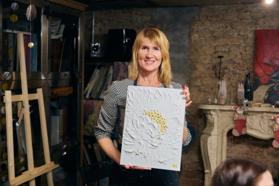 Питер Online нашел студии для тех, кто давно хочет поработать с деревом, металлом, глиной, тканью и стеклом. Совсем не обязательно иметь многолетний опыт и знания. Мастера с нуля обучат вас писать картины маслом, выдувать вазу, шить трендовую одежду, ковать из железа ножи, изготовлять ювелирные украшения и делать мебель из дерева.