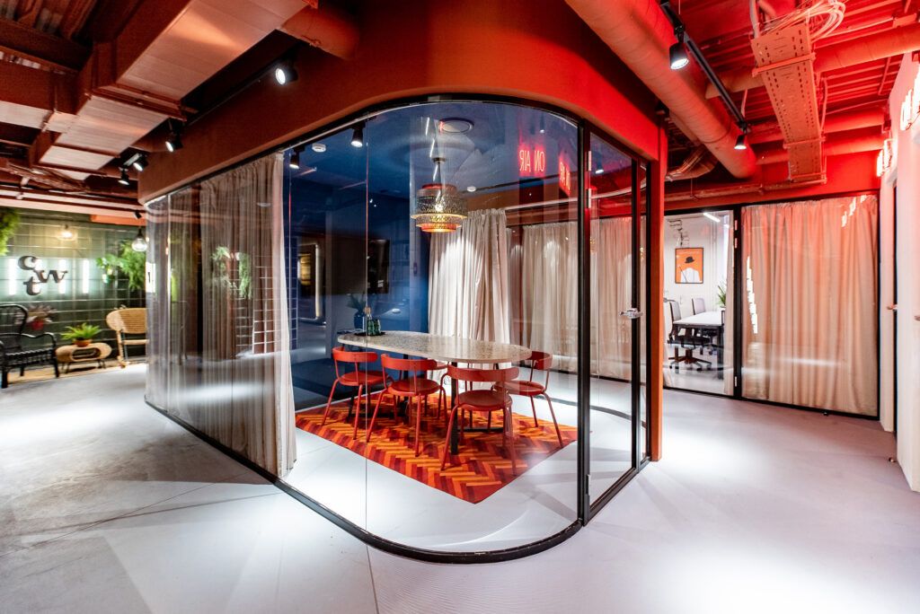 Вместо офиса и дома — комфортные и стильные рабочие пространства, где только вы, тишина и ноутбук. Ну и еще пара-тройка горящих дедлайнов, куда же без них. Питер Online составил подборку мест, где можно спокойно поработать, устроить совещания, провести занятия и подготовиться к экзаменам.